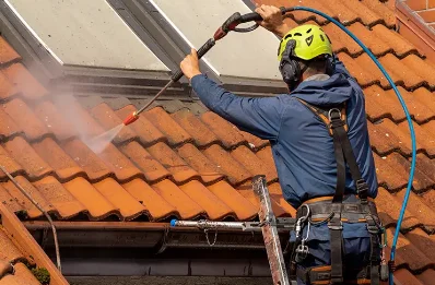 Démoussage et hydrofuge de toiture à Guernes
